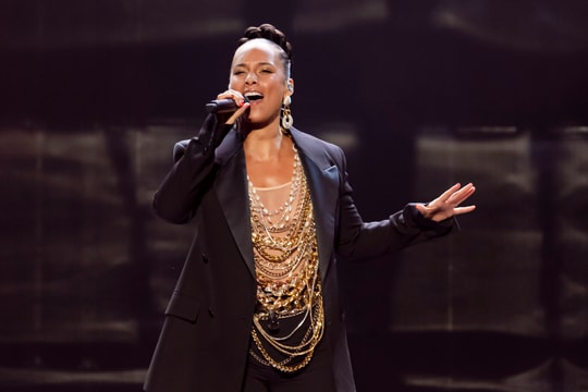 Alicia Keys trình diễn hai bản hit tại lễ trao giải VinFuture 2025