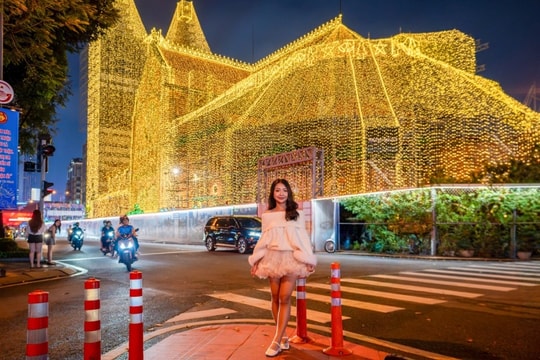 Nhà thờ Đức Bà TPHCM: đêm LED rực rỡ mùa Giáng sinh