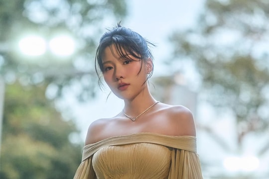 Uyển Ân gây tranh cãi với váy cắt xẻ táo bạo tại sự kiện