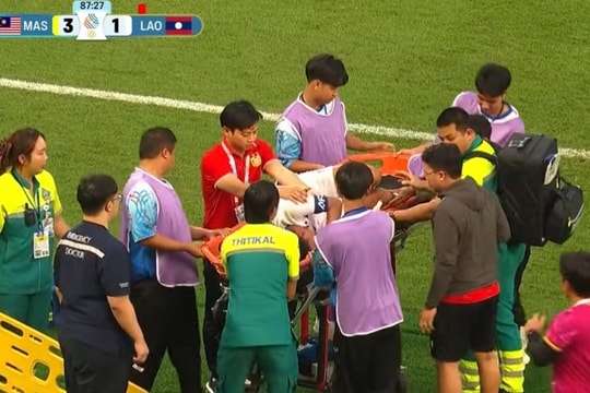U22 Lào thua 1-4 Malaysia: Đội trưởng gãy chân vẫn bị thẻ đỏ