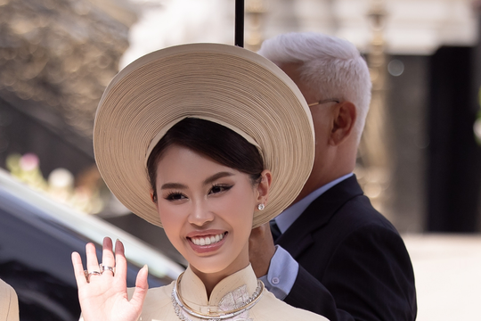 Tiên Nguyễn diện áo dài, đeo trang sức kim cương trong lễ gia tiên