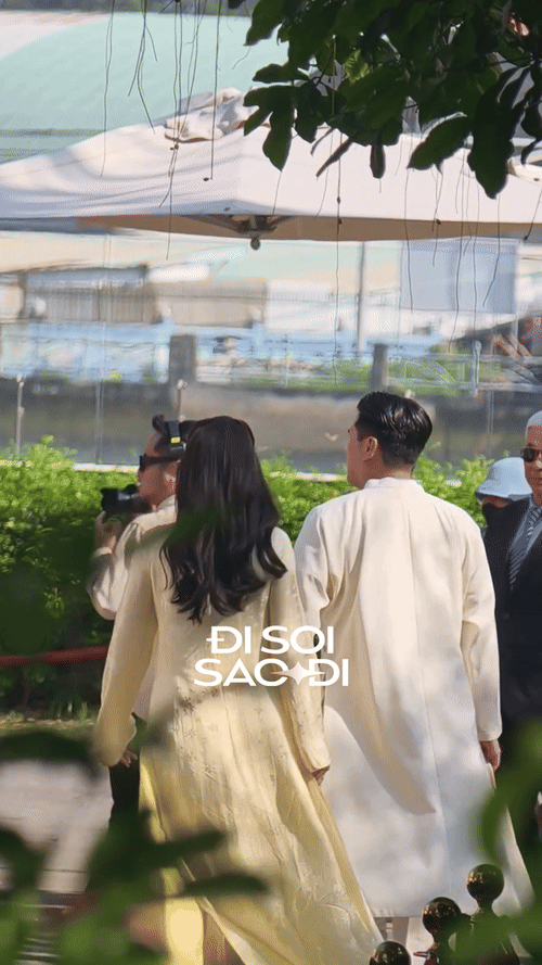 Phillip Nguyễn xách túi cho Linh Rin tại lễ cưới Tiên Nguyễn