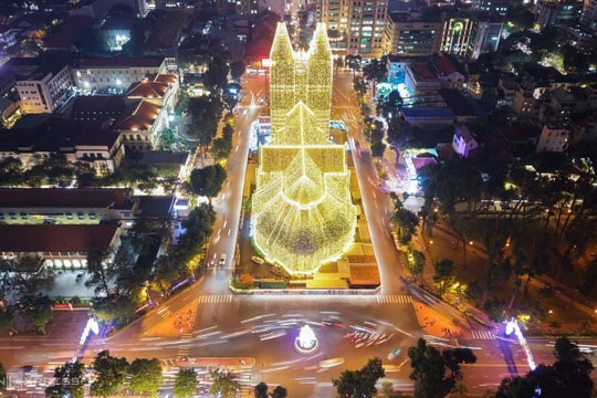 Nhà thờ Đức Bà: khoảnh khắc lên đèn mùa Giáng sinh