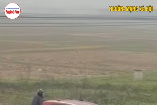 Thót tim cảnh ô tô mắc kẹt trên đường ray khi đoàn tàu hỏa đang lao tới