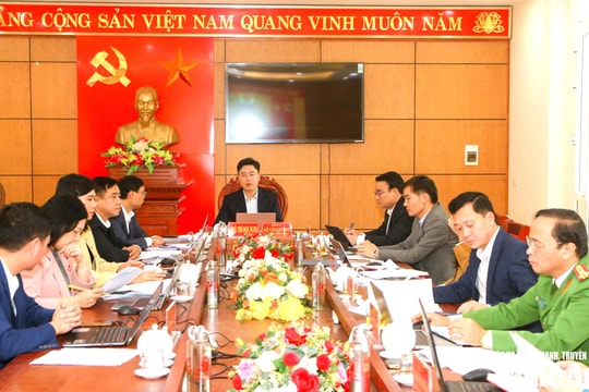 Phó Chủ tịch UBND tỉnh Phùng Thành Vinh dự, chỉ đạo Hội nghị kiểm điểm tập thể, cá nhân Ban Thường vụ Đảng ủy xã Tương Dương