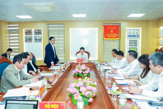 Chủ tịch UBND tỉnh Nghệ An Võ Trọng Hải dự, chỉ đạo Hội nghị kiểm điểm tập thể và cá nhân lãnh đạo Sở Tài chính