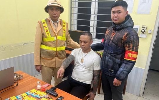 Cảnh sát 141 khống chế đối tượng xăm trổ thủ súng đạn và ma túy