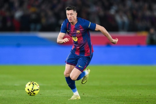 Barcelona mở cửa giữ Lewandowski thêm một mùa giải