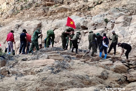 Mỹ Lý huy động tổng lực làm đường, đưa điện về bản bị cô lập Cha Nga