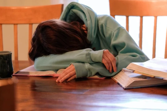 Từ 15/12/2025, cha mẹ ép con cái học quá sức có thể bị phạt đến 10 triệu đồng?