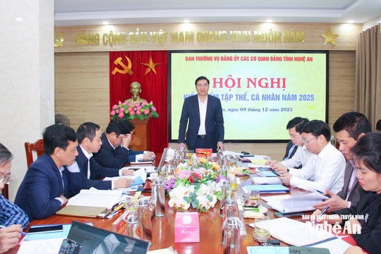 Đồng chí Hoàng Nghĩa Hiếu chủ trì hội nghị kiểm điểm tập thể, cá nhân Ban Thường vụ Đảng uỷ các cơ quan Đảng tỉnh Nghệ An