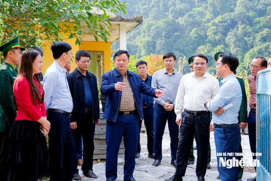 Bí thư Tỉnh uỷ Nguyễn Khắc Thận kiểm tra công tác khắc phục thiên tai, thăm tặng quà người dân và các đơn vị quân sự tại các xã biên giới