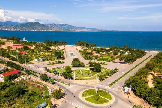 Công viên biển Bình Sơn: dạo bộ, tắm biển, check-in