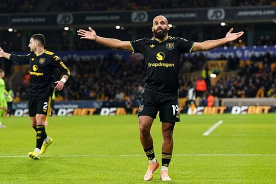 Man Utd thắng Wolves 4-1 nhưng đối mặt cơn bão AFCON