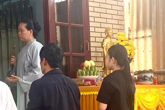 Con gái 12 tuổi của nghệ sĩ Thương Tín về chịu tang cha