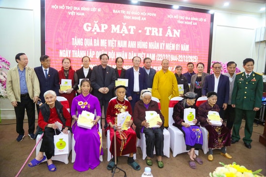 Hội Hỗ trợ gia đình liệt sĩ Việt Nam tặng quà Mẹ Việt Nam anh hùng trên địa bàn tỉnh Nghệ An