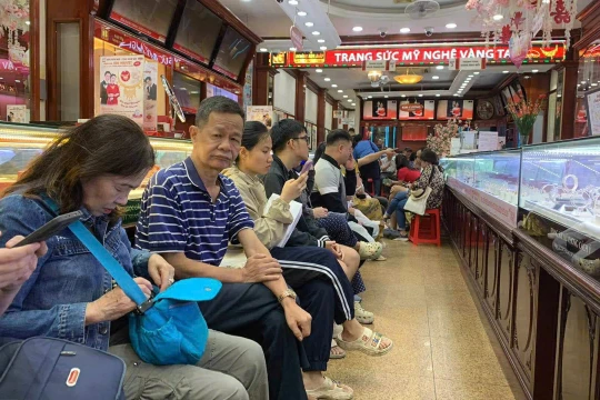 Giá vàng hôm nay 11/12/2025: Giá vàng SJC, vàng nhẫn 9999, vàng thế giới