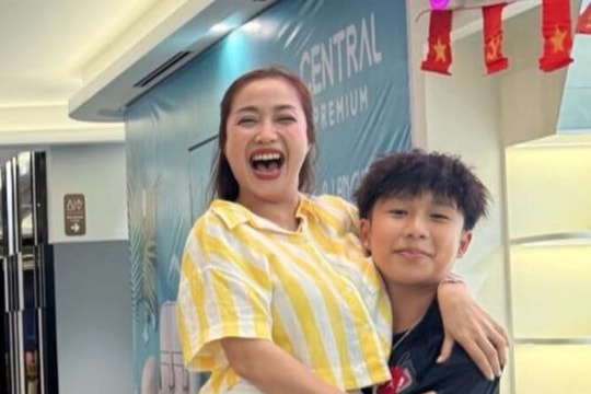 Con trai Ốc Thanh Vân: 14 tuổi cao lớn, ngại ngùng khi mẹ hôn