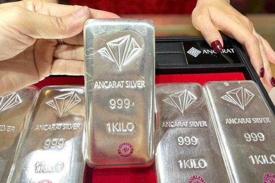 Giá bạc hôm nay 10/12/2025 tăng mạnh vượt mốc 60 USD/ounce