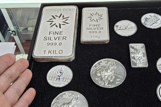 Giá bạc hôm nay 11/12/2025: Tiếp tục leo lên gần 62 USD/ounce