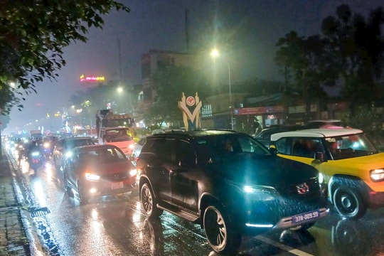 Nhiều tuyến phố ở Vinh ùn tắc trong giờ cao điểm