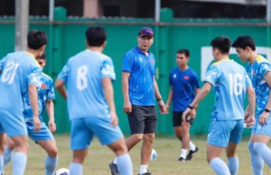 HLV Kim Sang-sik đánh giá U22 Malaysia trước trận quyết định