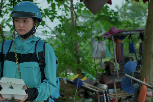 Gia đình trái dấu tập 6: Xúc động cảnh vợ chồng U60 làm shipper