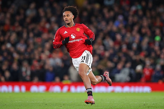 MU đàm phán Roma vụ Zirkzee; Konate gần gia hạn