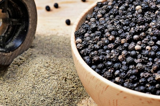 Giá tiêu hôm nay 14/12/2025: Giảm nhẹ 500 đồng