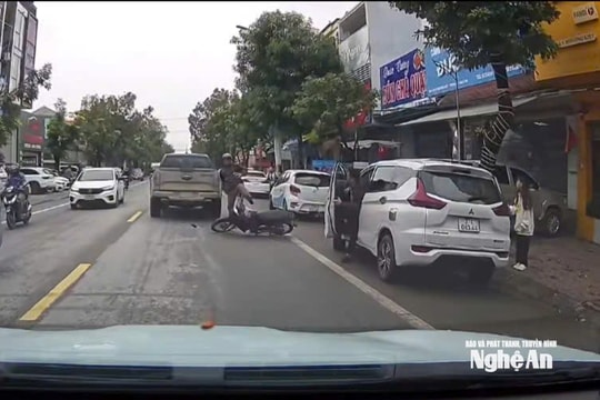 Vừa lái xe máy vừa nghe điện thoại, người đàn ông ngã ra đường khi ô tô bất ngờ mở cửa