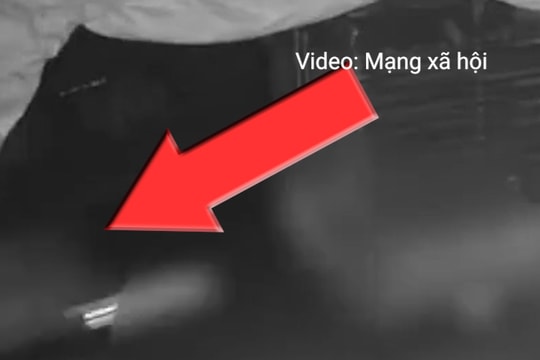 Xe máy tông vào đuôi ô tô  tải đang đậu trên đường khiến 3 thanh thiếu niên tử vong