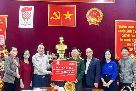 Viettel Construction Hà Nội trao 40 triệu đồng hỗ trợ đưa đón hài cốt liệt sĩ