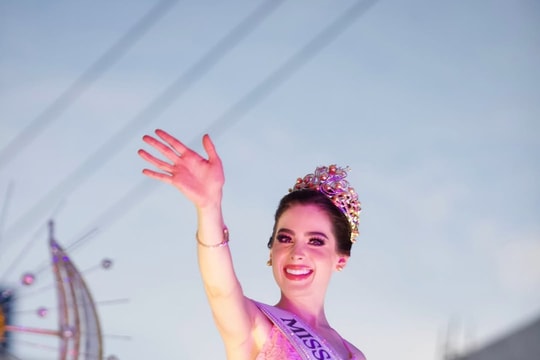 Miss Universe 2025 Fátima Bosch gây tranh cãi vì cách ăn mừng