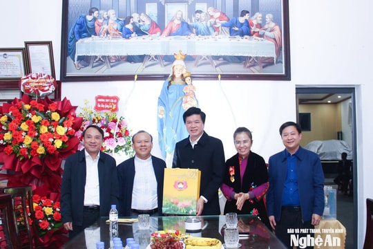 Phó Bí thư Tỉnh ủy Võ Thị Minh Sinh chúc mừng Giáng sinh Giáo họ Yên Trạch, phường Cửa Lò