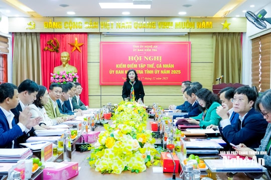 Bí thư Tỉnh ủy Nguyễn Khắc Thận dự, chỉ đạo kiểm điểm tập thể lãnh đạo Ủy ban Kiểm tra Tỉnh ủy