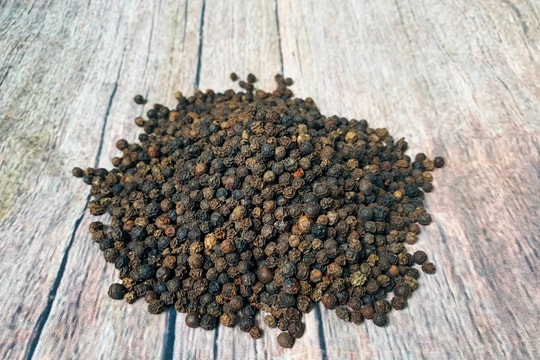 Giá tiêu hôm nay 18/12/2025: Giá cà phê giảm ảnh hưởng đến giao dịch tiêu