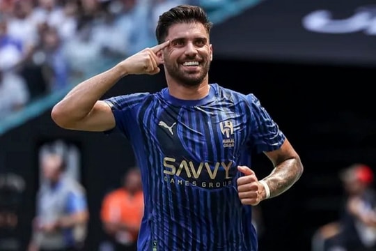 Man Utd tính nước cờ Ruben Neves để giảm tải Bruno