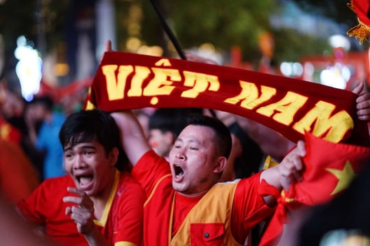 Người dân tràn ra đường "đi bão" mừng U22 Việt Nam vô địch SEA Games
