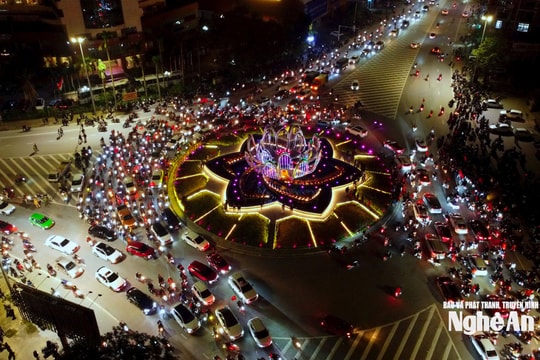 Người dân Nghệ An đổ ra đường 'đi bão' sau chiến thắng của Đội tuyển Việt Nam