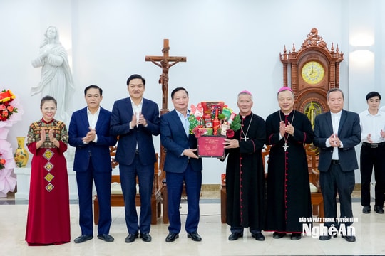 Lãnh đạo tỉnh Nghệ An thăm, chúc mừng Tòa Giám mục Giáo phận Vinh nhân Lễ Giáng sinh 2025