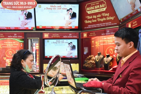 Giá vàng chiều hôm nay 19/12/2025: Giá vàng ACB SJC PNJ, 9999 24K, vàng thế giới