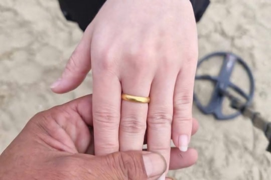 Đà Nẵng: hành trình tìm lại kỷ vật đính hôn trên biển