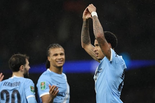 Savinho tỏa sáng, Man City hạ Brentford 2-0 vào bán kết