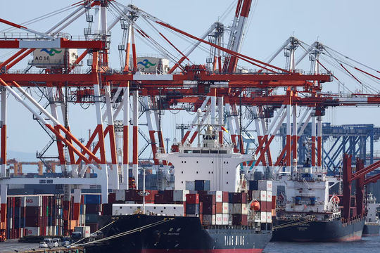 Xuất khẩu Nhật Bản tăng mạnh nhất 9 tháng, vượt xa dự báo