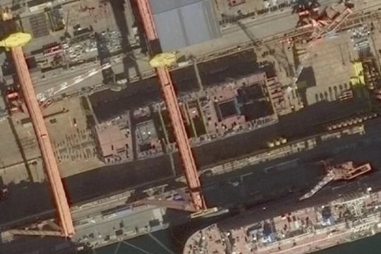 Ảnh vệ tinh hé lộ tàu sân bay hạt nhân Trung Quốc đầu tiên