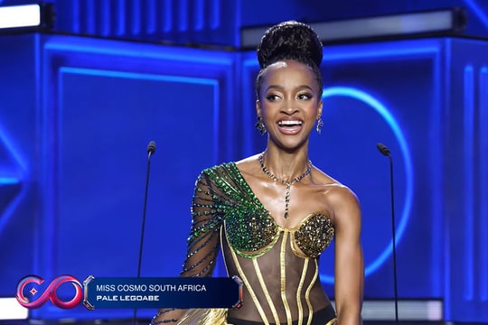 Miss Cosmo South Africa xử lý chuyên nghiệp sự cố váy dạ hội