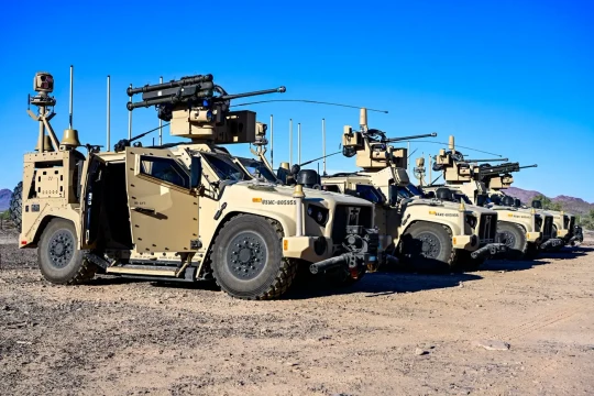 Hệ thống MADIS biến JLTV thành lá chắn diệt drone tầm gần