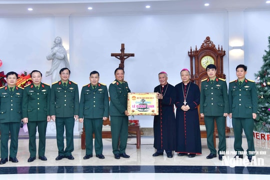 Bộ Tư lệnh Quân khu 4 chúc mừng Tòa Giám mục Giáo phận Vinh nhân dịp Lễ Giáng sinh