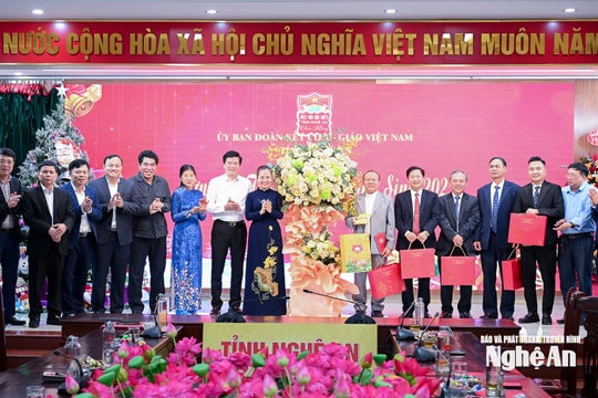 Phó Bí thư Tỉnh ủy Võ Thị Minh Sinh chúc mừng Ủy ban Đoàn kết Công giáo tỉnh