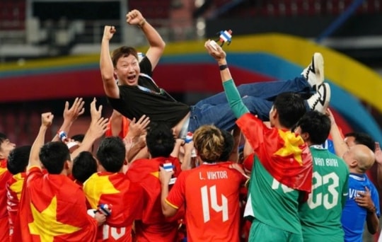 HLV Kim Sang-sik và cú ăn ba lịch sử của bóng đá Việt Nam